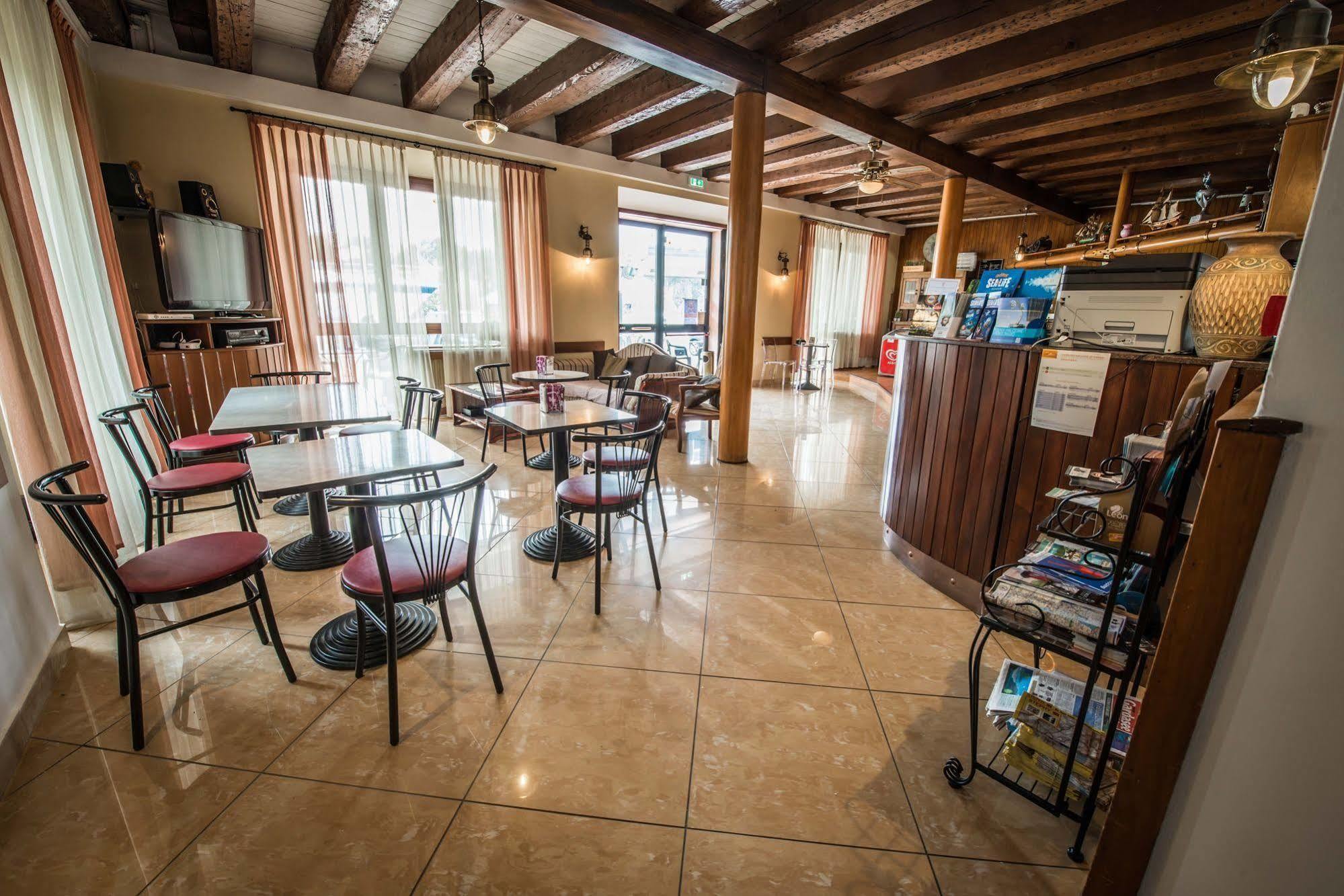 Hotel Johnson Peschiera del Garda Eksteriør billede